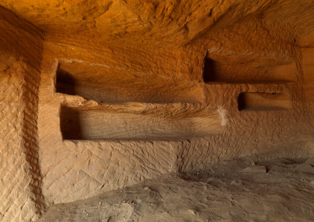 Мадаин-Салих гробницы в скале